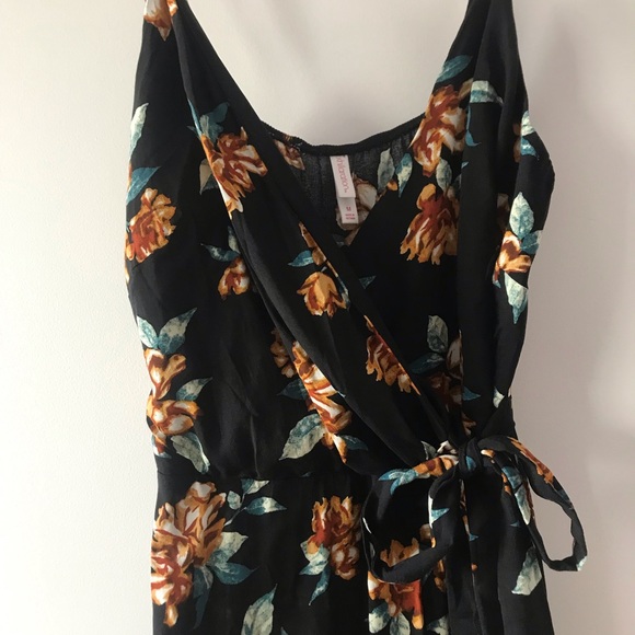 Xhilaration wide leg Hawaiian floral jumpsuit with faux-wrap top Size M - Picture 2 of 5
